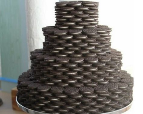 Oreo Wedding Cake Oreo Tower, Oreo Wedding Cake, Striped Wedding Cake, Oreo Cookie Cake, Cake Tower, Neutral Wedding Colors, Raspberry Smoothie, Oreo Cookie, Oreo Cake