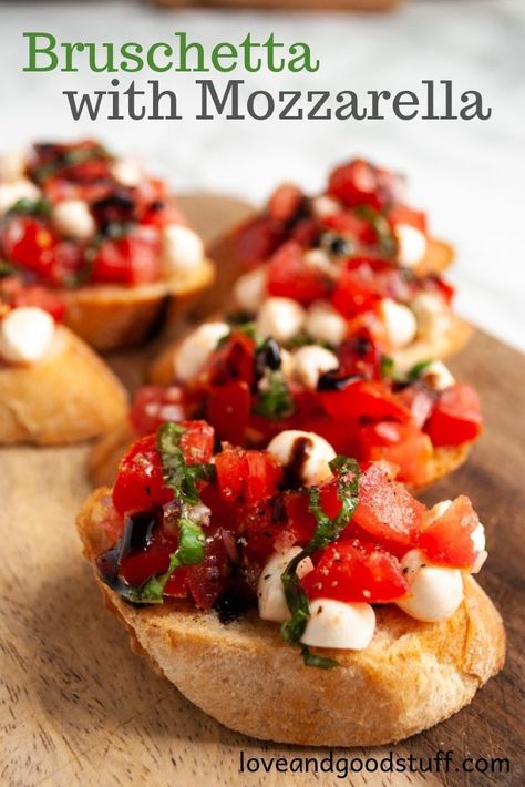 Bruschetta Recipe Easy, Bruschetta With Mozzarella, Bruchetta Appetizers, Mozzarella Bruschetta, Easy Bruschetta Recipe, Italian Appetizer, Easy Bruschetta, Bruschetta Recipe, Italian Appetizers