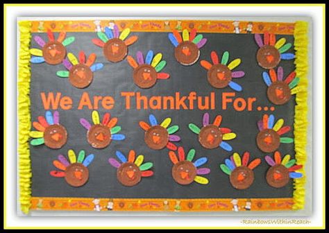 Thanksgiving Fall Bulletin Boards and Doors for School- love this cute paper plate turkey thankful craft with words written on the feathers! K4 Crafts, Thankful Crafts, Paper Plate Turkey, November Bulletin Boards, Classroom Prep, November Art, Class Bulletin Boards, Thanksgiving Bulletin Boards, Thanksgiving School