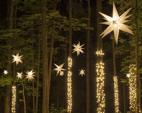 Moravian Star Light, Star Christmas Lights, Christmas Lights Outside, Moravian Star, Diy Christmas Lights, Christmas Light Installation, Hanging Christmas Lights, House Simple, Star Lanterns