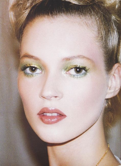 Kate Moss - makeup by Kevyn Aucoin. Image from beauty book "Making Faces" Kevyn Aucoin Making Faces, Moss Makeup, 90's Makeup, 00s Makeup, Iconic Supermodels, Kevin Aucoin, Winter Hipster, Kate Moss 90s, Fashion Guys