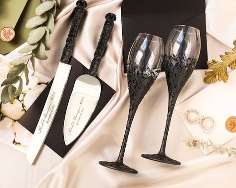 Champagne Glasses for Wedding Hand-painted With Leafes in Black and White, Anniversary Glasses, Couple Gifts - Etsy UK Gothic Wedding Decorations, Black Gothic Wedding, Custom Champagne Glasses, Unique Wedding Colors, Cake Knife Set, Engraved Wedding Gifts, Wedding Toasting Glasses, Wedding Champagne Glasses, Crystal Champagne Flutes