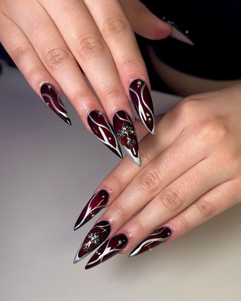 Imnotperfectbutmynailsare | #airbrush #auranails #gothnails #metalnails #edgynails #nailart #naildesign #nailjunkie #nailinspiration #stilletonails #stilletonail… | Instagram Vampire Fang Nails, Vampire Nails Gothic, Goth Nail Designs, Grunge Nail Art, Tech Nails, Black Silver Nails, Vampy Nails, Vampire Nails, Fox Nails