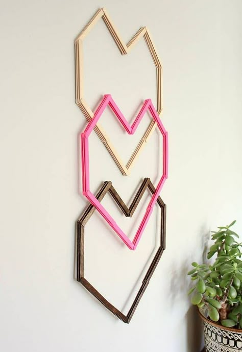 geometric heart diy wall art with popsicle sticks, crafts, diy, home decor, repurposing upcycling Popsicle Stick Art, Ice Cream Stick Craft, Popsicle Stick Houses, Diy Popsicle Stick Crafts, Diy Popsicle, Popsicle Crafts, Diy Wand, Heart Diy, Ice Cream Stick