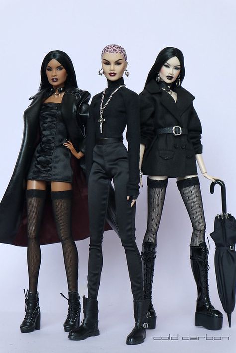 Dark Barbie Outfits, Vogue Photoshoot, Barbie Halloween, Barbie Fashionista Dolls, Preppy Fall, Piece By Piece, Model Looks, Barbie Model, Barbie Gowns