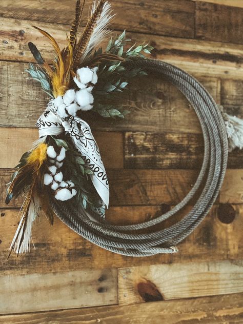 Home Western Decor, Older Farmhouse Decor, Rope With Flowers, Unique Craft Projects, Soft Western Decor, Western Farmhouse Living Room Rustic, Barbed Wire Wreath Farmhouse Chic, Cute Room Ideas Western, Western Home Diy Ideas