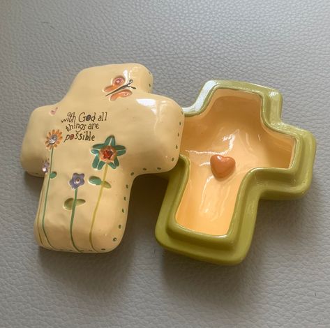 Material:Ceramic  Size: 4" x 3" Handmade Vintage:1978 Ceramic cross box  Trinket box  Excellent condition  With prayers  With God all is possible  No chips or cracks Trinket Box Ceramic, Reliquary Box Ideas Ceramics, Ceramic Crosses Ideas, Slap Box Ceramics, Ceramics Box Ideas, Box Ceramics Ideas, Clay Box Ideas, Painting Pottery Plates, Ceramic Frame