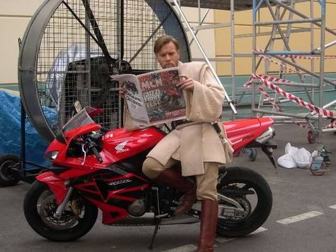 Ewan McGregor aka Obi Wan Kenobi motorcycle enthusiast Anakin Vader, Marianne Faithfull, Instant Gratification, Cuadros Star Wars, Ewan Mcgregor, Star Crossed, Star Wars Pictures, Alain Delon, Star Wars Fandom