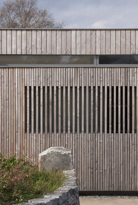 Dark Wood House Exterior, Dark Wood House, Wood House Exterior, Wooden Cladding Exterior, Screen Facade, Larch Cladding, Wooden Cladding, Vertical Screen, Wood Facade