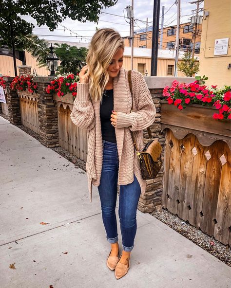 Chunky Fall Sweaters, Vetements Clothing, Tan Cardigan, Mode Jeans, Cardigan Outfits, Favorite Sweater, Cozy Outfit, Work Outfits Women, Fall Sweaters