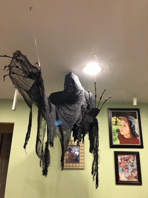 Haunted Office Decoration, Dementors Diy, Dementor Halloween Decoration, Dementor Diy, Diy Dementor, Halloween Props Scary, Creepy Halloween Party, Spray Starch, Halloween Maze