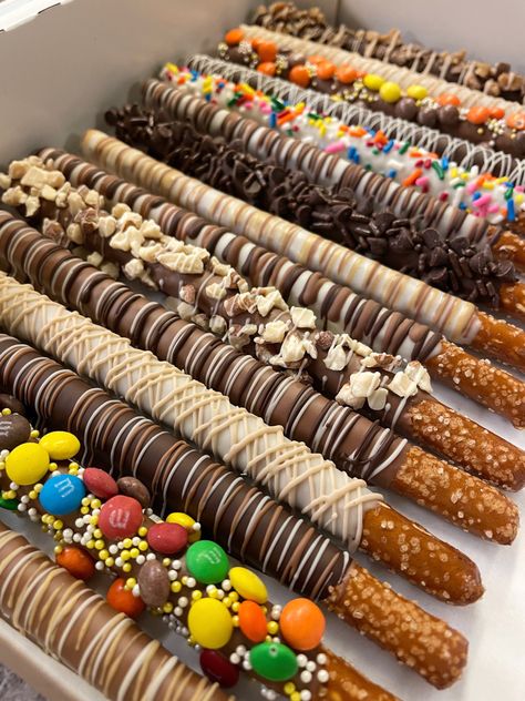 Dipped Pretzel Rods, Chocolate Covered Pretzel Rods, Food Business Ideas, Chocolate Dipped Pretzels, Chocolate Covered Fruit, Pretzel Dip, Chocolate Covered Treats, Pretzel Rods, Baking Business