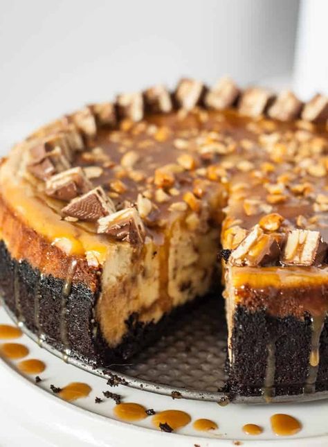 Cheesecake Board, Snickers Torte, Snickers Dessert, Frosting Ideas, Snickers Cheesecake, The Cheesecake Factory, Cheesecake Dip, Vanilla Cheesecake, Delicious Deserts