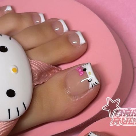 Hello Kitty Toes Nail Design, Hello Kitty Pedicure, Cute Toes Pedicures, Hello Kitty Toe Nails, Hello Kitty Toes, Cute Toe Nails Designs, Simple Toe Nail Designs, Acrylic Toe Nail Designs, Nails Pies