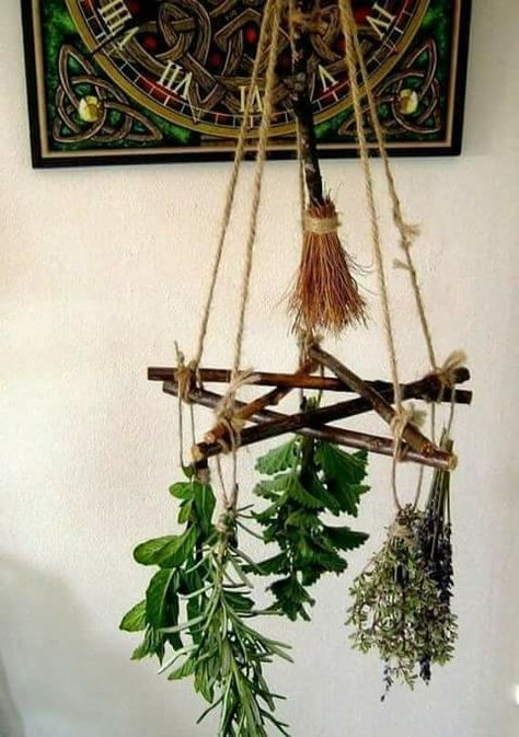 A pentagram that lets you hang herbs to dry. Perfect for smudge sticks too. How To Make A Besom, Wicca Diy, Funky Crafts, Kitchen Witchcraft, Kule Ting, Wiccan Crafts, Wiccan Decor, Magia Das Ervas, Pagan Crafts