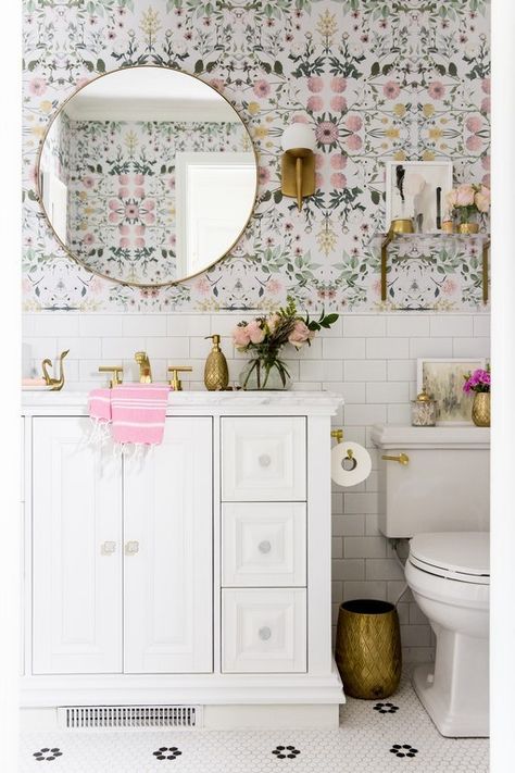 Girly Bathroom, Ideas Baños, Pink Floral Wallpaper, Girly Decor, Bad Inspiration, Marble Vanity, Shabby Chic Bathroom, Subway Tiles, Chic Bathrooms