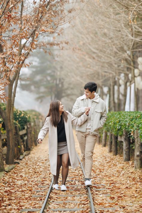 Autumn Outfits Couple, Fall Prenup Shoot, Nami Island Autumn Outfit, Taiwan Autumn Outfit, Autumn Prewedding Photoshoot, Taiwan Wedding Photoshoot, Fall Couple Outfit Ideas, Couple Autumn Outfit, Fall Outfit Couple