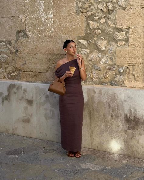 Sherien Boni | Gelato season | Instagram Brown Summer Outfits, Linen Dress Outfit, Elegant Classy Outfits, Summer Office Outfits, Chic Business Casual, High Waisted Dress Pants, Professional Outfits Women, Fall Wedding Guest Dress, Business Outfits Women