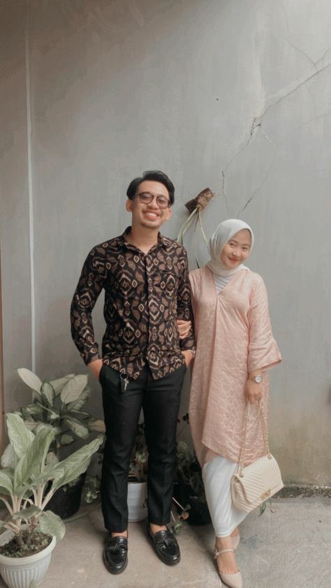 Outfit Lebaran Pria, Outfit Kondangan Cowok, Outfit Kondangan Pria, Outfit Kondangan Casual, Kondangan Couple, Outfit Cowo, Foto Ootd, Kondangan Outfit, Batik Modern