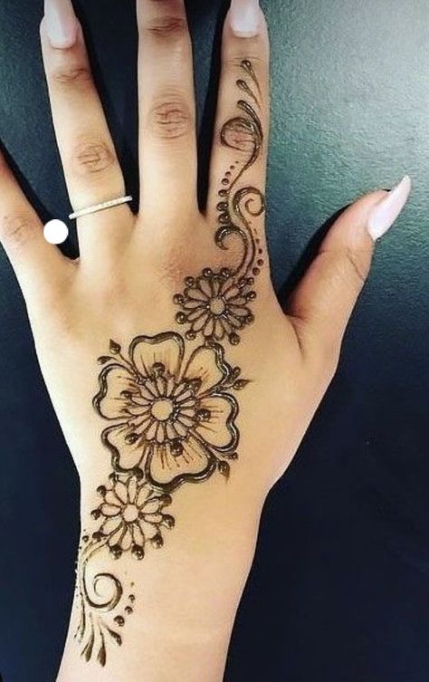 Henna Designs With Hearts, Floral Henna Designs Simple Easy, Simple Mhndi Dsgns, Easy And Simple Henna Designs, Creative Henna Designs, Henna Hip Tattoo, Henna Simple Designs Easy, Easy Hand Henna Designs For Beginners, Henna Designs Left Hand