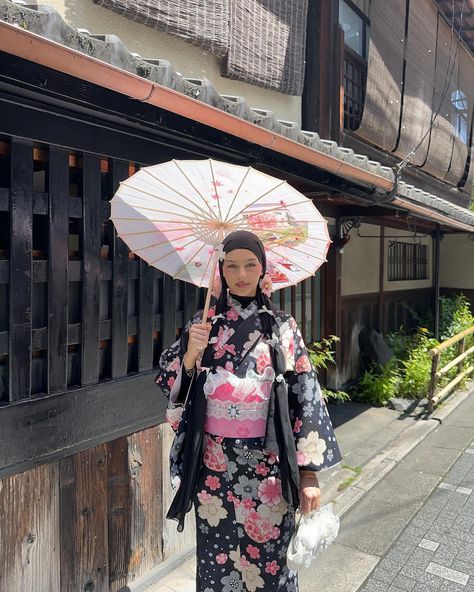 The kimono I wore in Kyoto during AFW ƪ(˘⌣˘)ʃ I’m never leaving Japan. Aesthetic Yukata, Wisteria Kimono, Yukata Outfit, Kimono Aesthetic, Kimono Outfit, Outfit Aesthetic, Yukata, May 17, Tuba