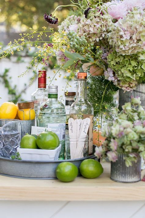 15 Best Garden Party Ideas - How to Throw a Fun Garden-Themed Party Edible Flower Garden, Basic Cocktails, Bandeja Bar, Cocktail Party Decor, Decoration Buffet, Rosemary Simple Syrup, Make Simple Syrup, Cocktail Garnish, Cocktails Bar