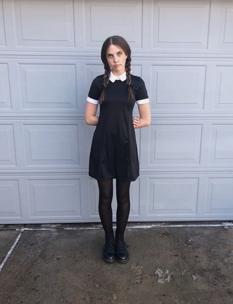 Costume Wednesday Addams, Wednesday Vibes, Wednesday Costume, Halloween Costume For Women, Easy College Halloween Costumes, Cute Halloween Costume, Wednesday Addams Costume, Homemade Halloween, Halloween Costumes Makeup