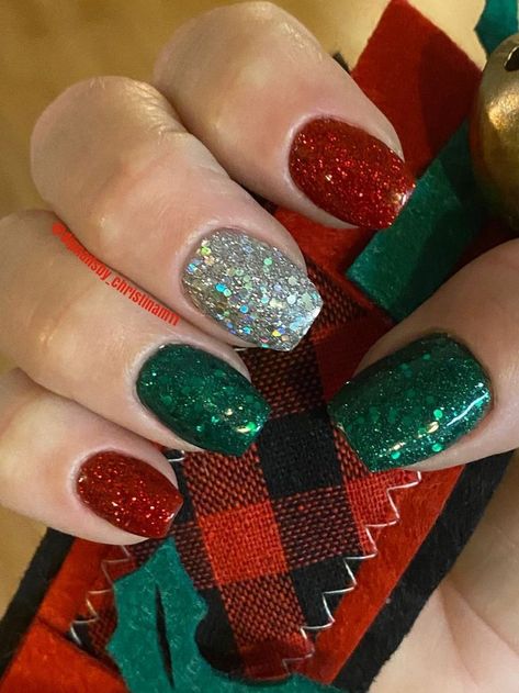 Christmas Nail Colors, Christmas Nails Easy, Christmas Gel Nails, Christmas Nails Acrylic, Cute Gel Nails, Cat Kuku, Xmas Nails, Christmas Nail Designs, Dipped Nails