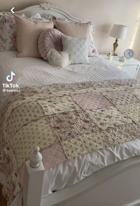 Cottage Dorm Room Ideas, Coquette Quilt, Coquette Dorm, Quilt Aesthetic, Small Bedroom Inspiration, Bedroom Cozy, Shabby Chic Room, Quilting Room, Redecorate Bedroom