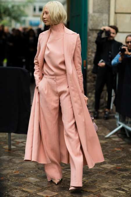 Fun pink suit for a statement kind of look #pink #pinkonpink Outfits Quotes, Fall Fashion Coats, Monochromatic Fashion, Paris Fashion Week Street Style, Women Fashion Edgy, Monochrome Fashion, Pink Suit, Easy Style, Street Style Inspiration