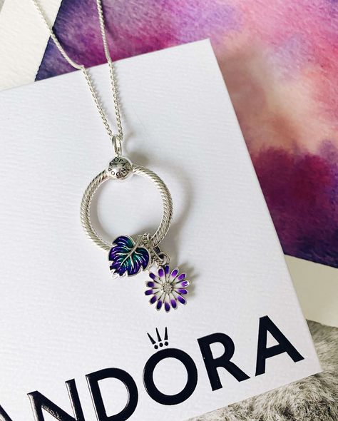 Pandora O Pendant and Charms Necklace Review #pandora #pandoramoments Pandora O Pendant Ideas, Pandora Pendant Necklaces, Pandora O Pendant Necklace, Pandora Engraved Necklace, Pandora O Pendant, Prafa Necklace, Pandora Moments Necklace, Pandora Rose Charm, Pandora Daisy