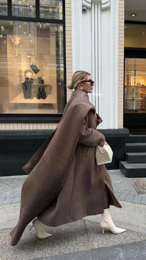 Chic Winter Coat, Brown Winter Coat, Mode Abaya, Winter Chic, Women Overcoat, Elegante Casual, Wool Blend Coat, Mode Inspo, Long Scarf