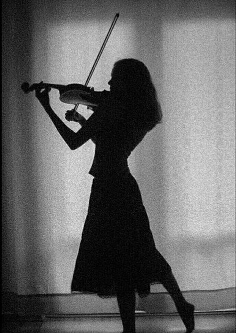 Female Violinist Aesthetic, Person Playing Violin Reference, Girl Playing Violin Aesthetic, Violinist Aesthetic, Violin Soloist, Violin Aesthetic, Violin Pics, Girl Playing Violin, Violin Photography