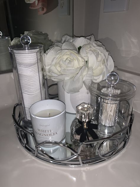 Bathroom Silver Decor, Silver Restroom Decor Ideas, Restroom Astethic, Silver And Black Home Decor, House Decor Grey And White, Black And Silver Bathroom Ideas, Grey And Silver Bathroom Ideas, White And Silver Apartment Decor, Boujee Living Room Decor