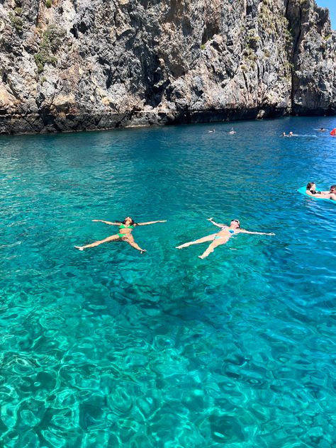 Mamma Mia Greece Trip, Summer In Greece Aesthetic With Friends, Greece Trip With Friends, Italy Girls Trip Aesthetic, Summer Girls Trip Aesthetic, Girls Europe Trip, Greece Girls Trip Aesthetic, Greece Trip Aesthetic, Europe Girls Trip