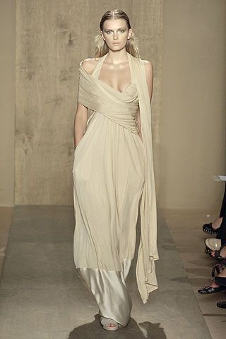 6. spring 2007 collection designer Donna Karen, the dress resembles the draping in the statue. how it clings to the body also shows a resemblance of the statue. Ancient Roman Inspired Fashion, Greek Roman Dress, Roman Dress Modern, Ancient Roman Fashion Women, Roman Toga Woman, Roman Fashion Modern, Roman Inspired Dress, Egypt Fashion Modern, Etruscan Fashion