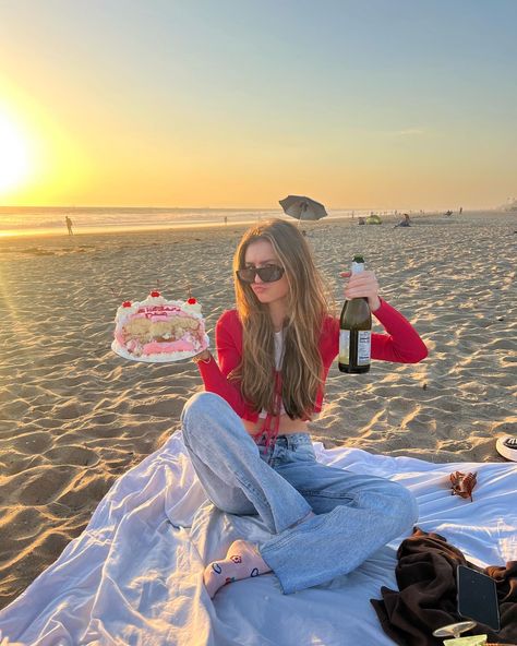 18th Birthday Party Ideas At The Beach, 21 Beach Birthday, Cake On The Beach Aesthetic, Birthday Pics On Beach, Beach Bday Aesthetic, Birthday Cake On The Beach, Beach Birthday Poses, 21st Birthday Beach Pictures, 21st Beach Birthday Ideas