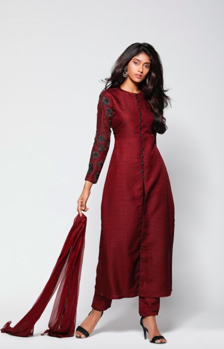 Maroon raw silk salwar kameez Raw Silk Churidar Designs, Plan Silk Kurti Designs Latest, Raw Silk Salwar Suit, Silk Chudidar Salwar Suits, Silk Salwar Patterns, Plain Raw Silk Kurti Designs, Maroon Kurti Designs, Raw Silk Kurti Designs, Plain Raw Silk Suits