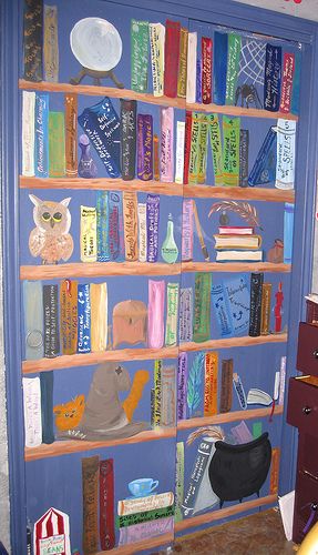 cute HP bookshelf Harry Potter Door Decorations, Harry Potter Theme Room, Harry Potter Mural, Harry Potter Closet, Bookcase Quilts, Harry Potter Bookcase, Harry Potter Themed Bedroom, Bookcase Quilt, Classe Harry Potter