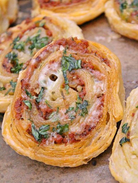 Meat Pinwheels With Ground Beef, Garlic & Cheese Meat Pinwheels, Dishes For Party, Ark Recipes, Beef Pinwheels, Recipes With Ground Beef, Fingerfood Party, Party Cooking, Pinwheel Recipes, Sweet Potato Wedges