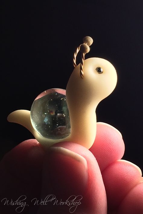 Polymer Clay Glow in the Dark Marble Snail Dark Marble, Clay Artist, ดินปั้น Polymer Clay, Polymer Clay Animals, Clay Figurine, Clay Animals, Modeling Clay, Clay Miniatures, Clay Figures