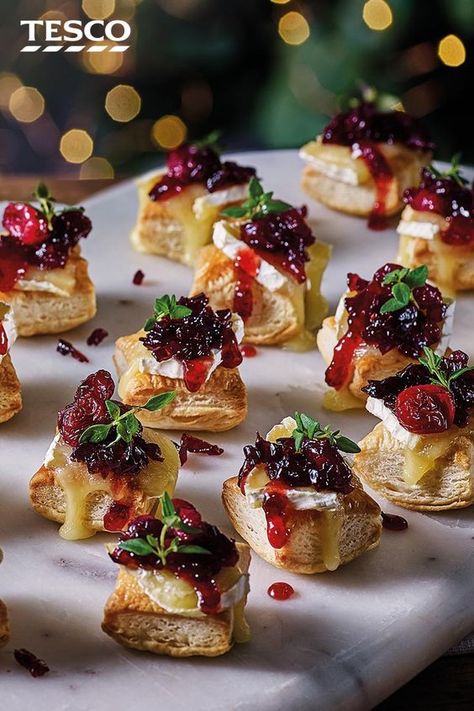 Winter Canapes Ideas, Camembert Cheese Recipes Appetizers, Christmas Starter Ideas, Christmas Tapas Ideas, Winter Canapes, Christmas Nibbles Ideas, Wedding Canapes Ideas, Cranberry Camembert, Christmas Canapes Ideas