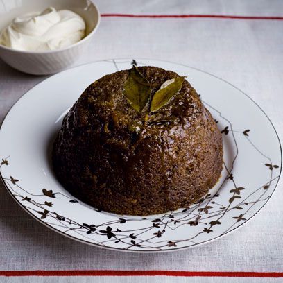 Gordon Ramsay's Christmas pudding with whisky cream Gluten Free Christmas Pudding, Pudding Recept, Christmas Pudding Recipes, Dessert Sans Gluten, Tesco Real Food, Gluten Free Christmas, British Bake Off, Great British Bake Off, Christmas Food Desserts