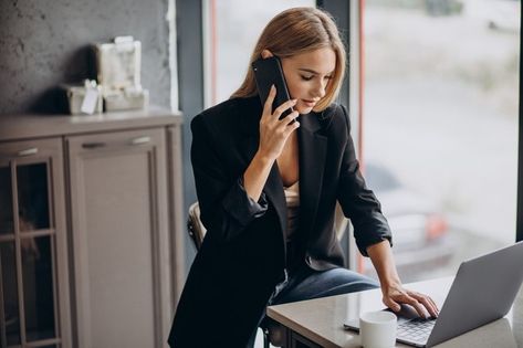 Executive business woman in an office Fr... | Free Photo #Freepik #freephoto #business #people #woman #office Business Portraits Woman, Woman Office, Executive Woman, Corporate Women, Corporate Portrait, Business Photoshoot, Brunette Woman, Business Portrait, Business Photos