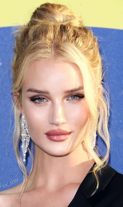 Rosie Huntington Whiteley Makeup, Rosie Huntington Whiteley Hair, Celebrity Actress, Hair Mistakes, Rosie Huntington, Huntington Whiteley, Rosie Huntington Whiteley, Hair Inspiration Color, On The Red Carpet