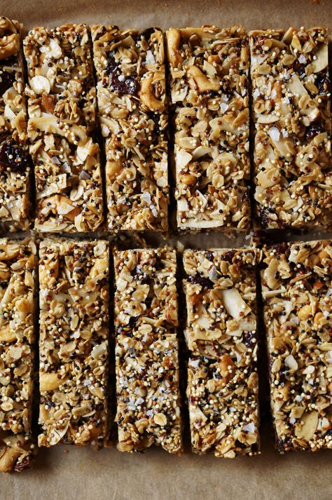 Quinoa Granola Bars, Quinoa Granola, Toasted Quinoa, Healthy Bars, Granola Bar, Snacks Saludables, Breakfast Bars, Breakfast On The Go, Eating Recipes