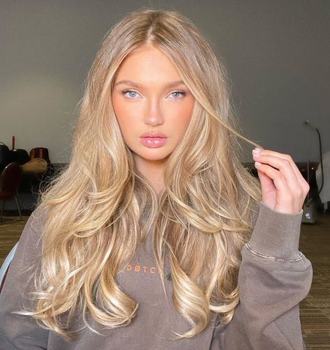 femme fatale on Twitter: "Romee Strijd… " Blonde Lowlights, Makeup Tip, Vlasové Trendy, Frontal Hairstyles, Blonde Hair Inspiration, Blonde Hair Looks, Brown Blonde Hair, Long Blonde, Long Blonde Hair