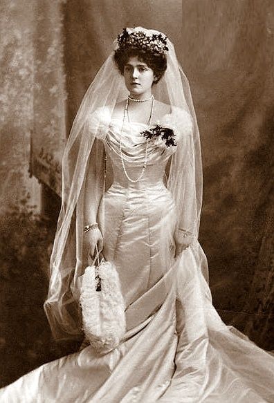 Wedding - 1900                                                                                                                                                                                 More Spanish Bride, Victorian Bride, Victorian Wedding Dress, Vintage Wedding Photos, Royal Wedding Dress, Royal Brides, Victorian Wedding, Antique Wedding, Photo Beautiful