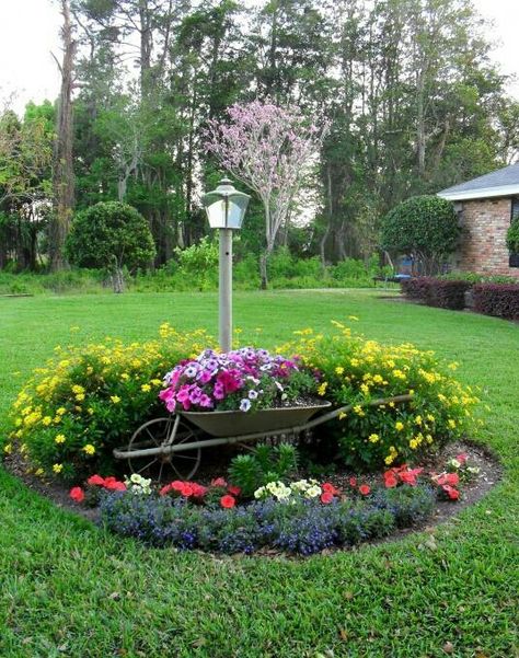 Centerpiece yard idea Entrance Landscaping, Front Yard Flowers, Small Flower Gardens, Wheelbarrow Planter, Repurposing Ideas, Driveway Entrance, Flower Garden Design, Garden Plans, Have Inspiration