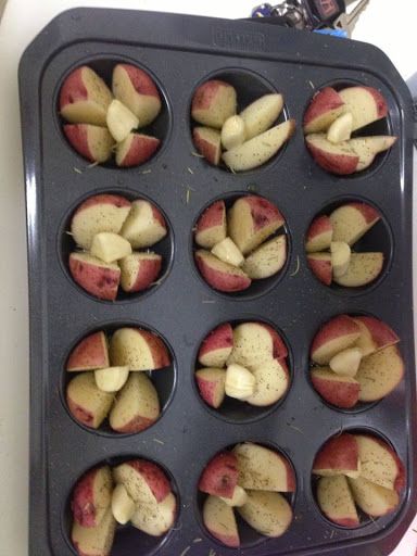 Potatoes In Muffin Tin Recipe, Red Potatoes Recipe, Easy Potatoes, Baked Red Potatoes, Red Potato Recipes, Yellow Squash Recipes, Roasted Red Potatoes, Potatoes Recipes, Roasted Potato Recipes